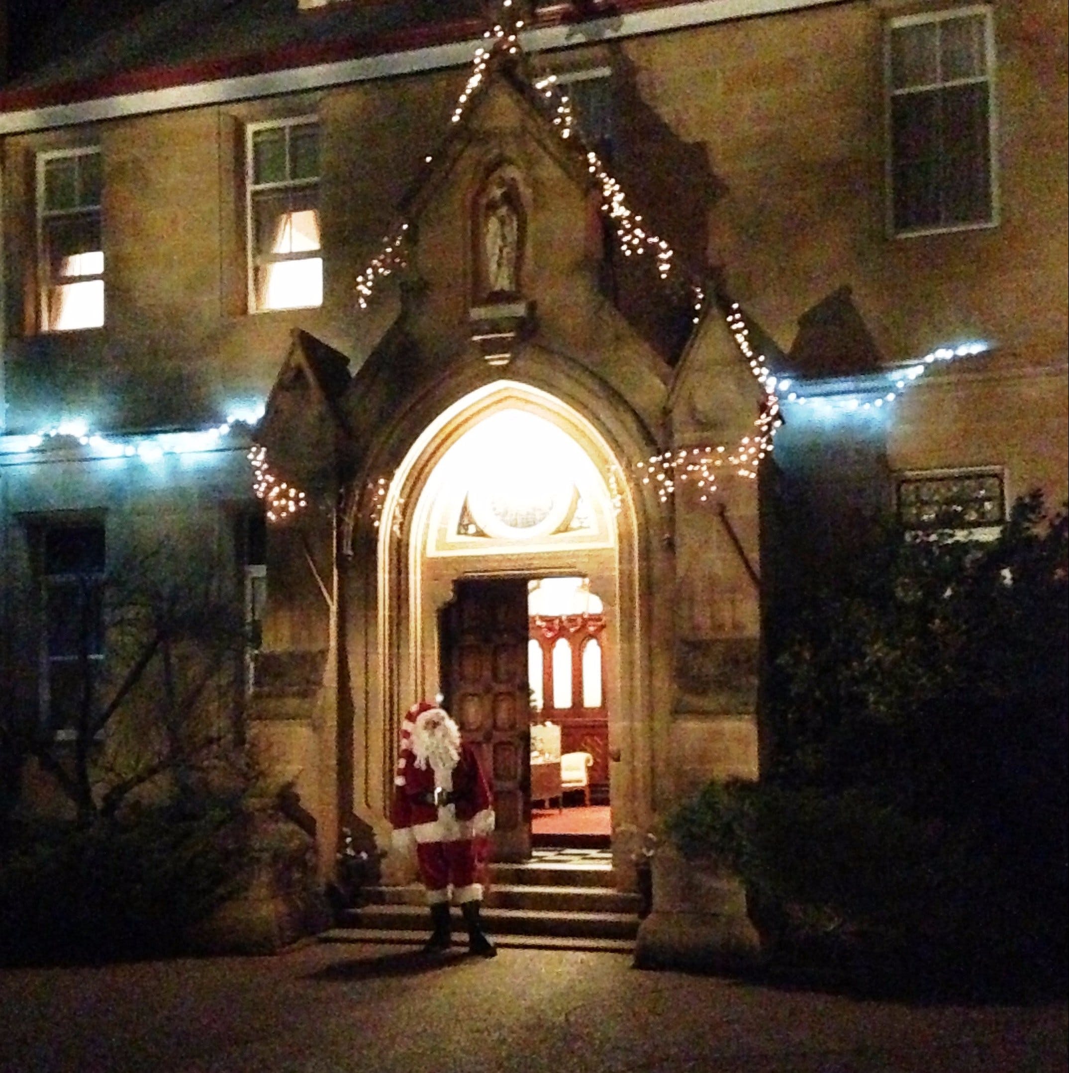 Abbey of the Roses - Christmas in July - Accommodation Gladstone
